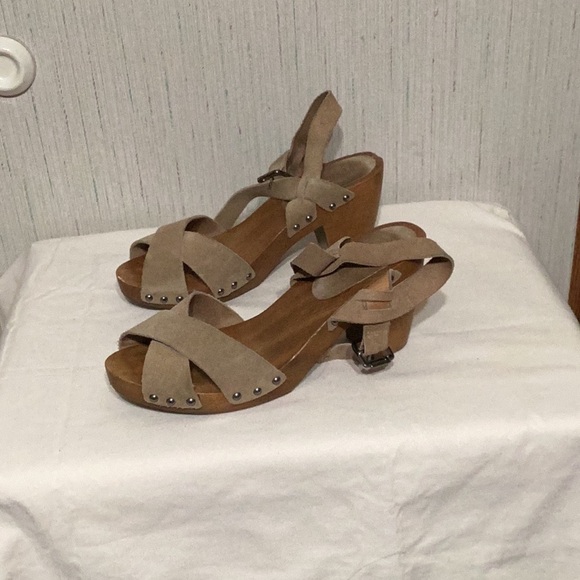 Kaki fifth avenue women’s heels. - Picture 5 of 7